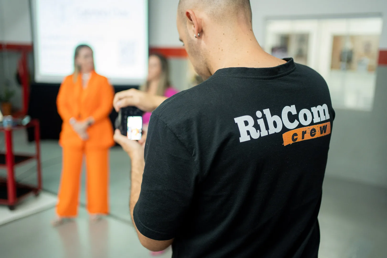 Equipe RibCom produzindo conteúdo para um cliente